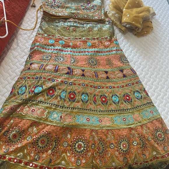 Lehnga yellow - Picture 3 of 3